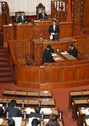 安倍总理上午出席了参议院全体会议，下午出席了众议院厚生劳动委员会。