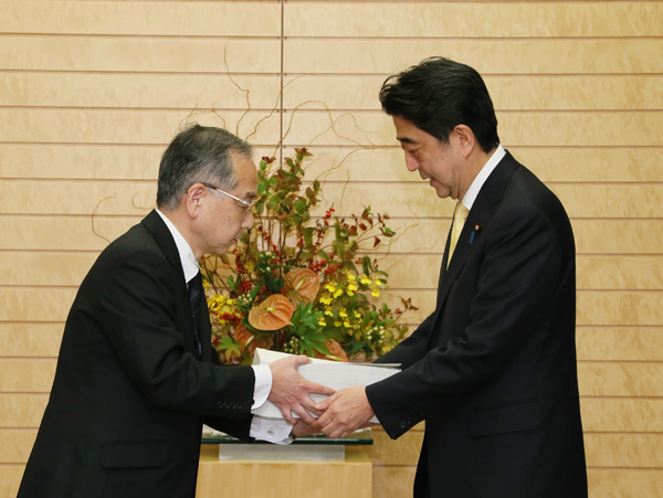 安倍总理在总理大臣官邸接收了日本会计检查院院长河户光彦递交的2013年度决算检查报告。
