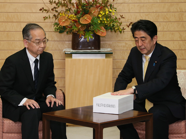 安倍总理在总理大臣官邸接收了日本会计检查院院长河户光彦递交的2013年度决算检查报告。