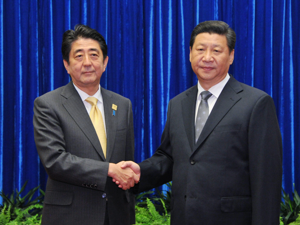 2014年11月10日（当地时间），为出席亚太经合组织（APEC）领导人会议，正在访问北京的安倍总理与印度尼西亚共和国总统佐科•维多多举行了会谈，还与秘鲁共和国总统奥良塔•乌马拉•索塔举行了会谈。
下午，与中华人民共和国国家主席习近平举行了会谈。
安倍总理在会谈结束后表示，“我认为这是日中两国回到战略互惠关系的原点、改善关系的第一步。这次，我们灵活运用亚太经合组织这一平台，首先开始对话，开始首脑之间的对话。为此，两国都默默地付出了不懈的努力，此前，实现了正式的外长会谈。这次，实现了与习近平主席的首脑会谈。我想，不仅是亚洲国家，许多国家也都期待日中两国首脑进行对话。为回应这一期待，我们迈出了改善关系的第一步。
此外，关于海上联络机制，我们提出了实施的意见，我想今后将进入具体的事务工作阶段。”