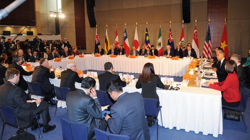2014年11月10日（当地时间），为出席亚太经合组织（APEC）领导人会议，正在访问北京的安倍总理与印度尼西亚共和国总统佐科•维多多举行了会谈，还与秘鲁共和国总统奥良塔•乌马拉•索塔举行了会谈。下午，与中华人民共和国国家主席习近平举行了会谈。安倍总理在会谈结束后表示，“我认为这是日中两国回到战略互惠关系的原点、改善关系的第一步。这次，我们灵活运用亚太经合组织这一平台，首先开始对话，开始首脑之间的对话。为此，两国都默默地付出了不懈的努力，此前，实现了正式的外长会谈。这次，实现了与习近平主席的首脑会谈。我想，不仅是亚洲国家，许多国家也都期待日中两国首脑进行对话。为回应这一期待，我们迈出了改善关系的第一步。此外，关于海上联络机制，我们提出了实施的意见，我想今后将进入具体的事务工作阶段。”