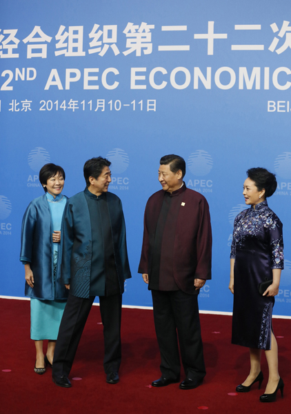 2014年11月10日（当地时间），为出席亚太经合组织（APEC）领导人会议，正在访问北京的安倍总理与印度尼西亚共和国总统佐科•维多多举行了会谈，还与秘鲁共和国总统奥良塔•乌马拉•索塔举行了会谈。
下午，与中华人民共和国国家主席习近平举行了会谈。
安倍总理在会谈结束后表示，“我认为这是日中两国回到战略互惠关系的原点、改善关系的第一步。这次，我们灵活运用亚太经合组织这一平台，首先开始对话，开始首脑之间的对话。为此，两国都默默地付出了不懈的努力，此前，实现了正式的外长会谈。这次，实现了与习近平主席的首脑会谈。我想，不仅是亚洲国家，许多国家也都期待日中两国首脑进行对话。为回应这一期待，我们迈出了改善关系的第一步。
此外，关于海上联络机制，我们提出了实施的意见，我想今后将进入具体的事务工作阶段。”