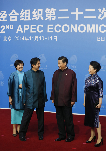 2014年11月10日（当地时间），为出席亚太经合组织（APEC）领导人会议，正在访问北京的安倍总理与印度尼西亚共和国总统佐科•维多多举行了会谈，还与秘鲁共和国总统奥良塔•乌马拉•索塔举行了会谈。下午，与中华人民共和国国家主席习近平举行了会谈。安倍总理在会谈结束后表示，“我认为这是日中两国回到战略互惠关系的原点、改善关系的第一步。这次，我们灵活运用亚太经合组织这一平台，首先开始对话，开始首脑之间的对话。为此，两国都默默地付出了不懈的努力，此前，实现了正式的外长会谈。这次，实现了与习近平主席的首脑会谈。我想，不仅是亚洲国家，许多国家也都期待日中两国首脑进行对话。为回应这一期待，我们迈出了改善关系的第一步。此外，关于海上联络机制，我们提出了实施的意见，我想今后将进入具体的事务工作阶段。”