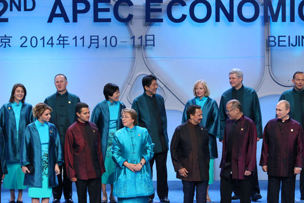 2014年11月10日（当地时间），为出席亚太经合组织（APEC）领导人会议，正在访问北京的安倍总理与印度尼西亚共和国总统佐科•维多多举行了会谈，还与秘鲁共和国总统奥良塔•乌马拉•索塔举行了会谈。
下午，与中华人民共和国国家主席习近平举行了会谈。
安倍总理在会谈结束后表示，“我认为这是日中两国回到战略互惠关系的原点、改善关系的第一步。这次，我们灵活运用亚太经合组织这一平台，首先开始对话，开始首脑之间的对话。为此，两国都默默地付出了不懈的努力，此前，实现了正式的外长会谈。这次，实现了与习近平主席的首脑会谈。我想，不仅是亚洲国家，许多国家也都期待日中两国首脑进行对话。为回应这一期待，我们迈出了改善关系的第一步。
此外，关于海上联络机制，我们提出了实施的意见，我想今后将进入具体的事务工作阶段。”