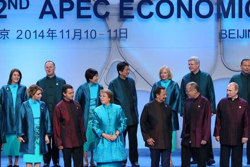 2014年11月10日(当地时间),为出席亚太经合组织(APEC)领导人会议,正在访问北京的安倍总理与印度尼西亚共和国总统佐科•维多多举行了会谈,还与秘鲁共和国总统奥良塔•乌马拉•索塔举行了会谈。
下午,与中华人民共和国国家主席习近平举行了会谈。
安倍总理在会谈结束后表示,“我认为这是日中两国回到战略互惠关系的原点、改善关系的第一步。这次,我们灵活运用亚太经合组织这一平台,首先开始对话,开始首脑之间的对话。为此,两国都默默地付出了不懈的努力,此前,实现了正式的外长会谈。这次,实现了与习近平主席的首脑会谈。我想,不仅是亚洲国家,许多国家也都期待日中两国首脑进行对话。为回应这一期待,我们迈出了改善关系的第一步。
此外,关于海上联络机制,我们提出了实施的意见,我想今后将进入具体的事务工作阶段。”