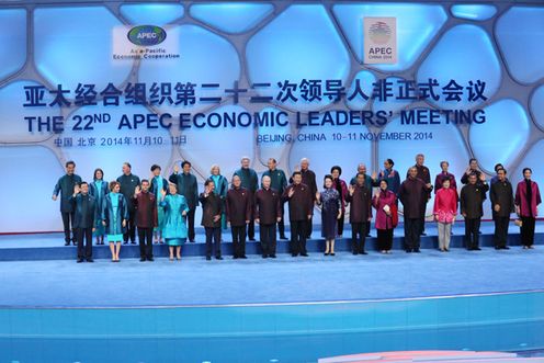 2014年11月10日(当地时间),为出席亚太经合组织(APEC)领导人会议,正在访问北京的安倍总理与印度尼西亚共和国总统佐科•维多多举行了会谈,还与秘鲁共和国总统奥良塔•乌马拉•索塔举行了会谈。
下午,与中华人民共和国国家主席习近平举行了会谈。
安倍总理在会谈结束后表示,“我认为这是日中两国回到战略互惠关系的原点、改善关系的第一步。这次,我们灵活运用亚太经合组织这一平台,首先开始对话,开始首脑之间的对话。为此,两国都默默地付出了不懈的努力,此前,实现了正式的外长会谈。这次,实现了与习近平主席的首脑会谈。我想,不仅是亚洲国家,许多国家也都期待日中两国首脑进行对话。为回应这一期待,我们迈出了改善关系的第一步。
此外,关于海上联络机制,我们提出了实施的意见,我想今后将进入具体的事务工作阶段。”