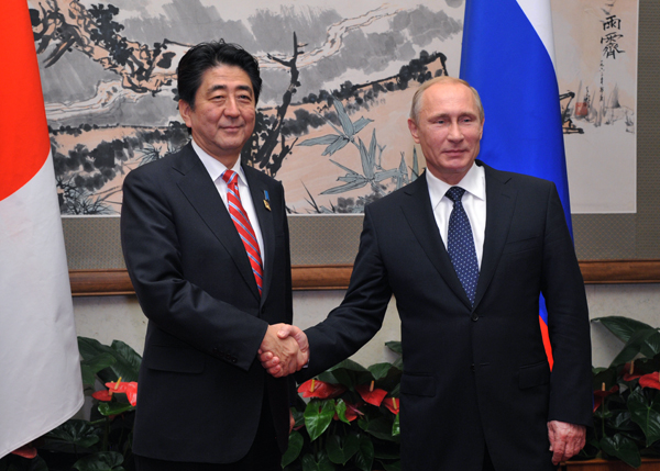     2014年11月9日（当地时间），为出席亚太经合组织（APEC）领导人会议，正在访问北京的安倍总理，与加拿大总理史蒂芬•哈珀举行了会谈。    此外，还与俄罗斯联邦总统弗拉基米尔•弗拉基米罗维奇•普京举行了会谈。