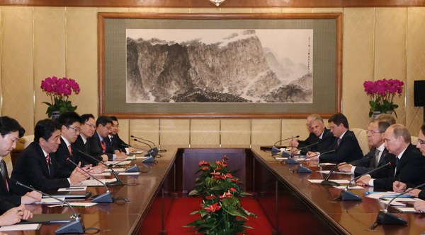     2014年11月9日（当地时间），为出席亚太经合组织（APEC）领导人会议，正在访问北京的安倍总理，与加拿大总理史蒂芬•哈珀举行了会谈。
    此外，还与俄罗斯联邦总统弗拉基米尔•弗拉基米罗维奇•普京举行了会谈。