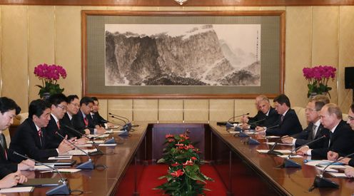 2014年11月9日(当地时间),为出席亚太经合组织(APEC)领导人会议,正在访问北京的安倍总理,与加拿大总理史蒂芬•哈珀举行了会谈。
此外,还与俄罗斯联邦总统弗拉基米尔•弗拉基米罗维奇•普京举行了会谈。