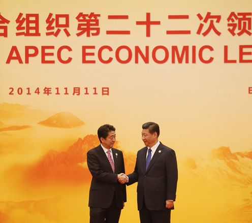 为出席亚太经合组织(APEC)领导人会议,正在访问北京的安倍总理受到了中国国家主席习近平的迎接后,出席了领导人会议(议题是“推动区域经济一体化”),并参加了领导人合影。