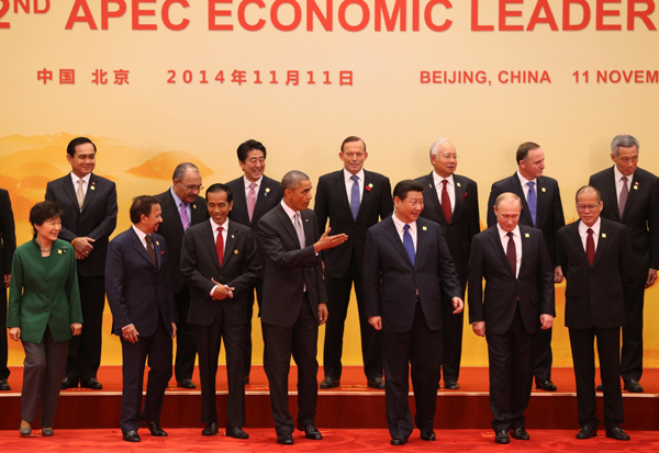 为出席亚太经合组织（APEC）领导人会议，正在访问北京的安倍总理受到了中国国家主席习近平的迎接后，出席了领导人会议（议题是“推动区域经济一体化”)，并参加了领导人合影。