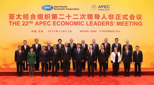 为出席亚太经合组织(APEC)领导人会议,正在访问北京的安倍总理受到了中国国家主席习近平的迎接后,出席了领导人会议(议题是“推动区域经济一体化”),并参加了领导人合影。
