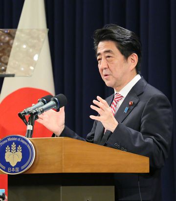 为出席亚太经合组织(APEC)领导人会议,正在访问北京的安倍总理受到了中国国家主席习近平的迎接后,出席了领导人会议(议题是“推动区域经济一体化”),并参加了领导人合影。