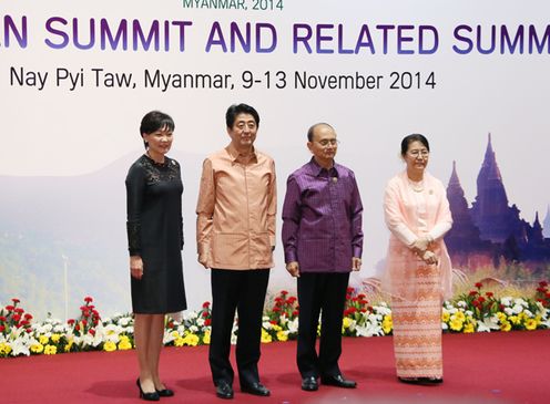 安倍总理出席了在缅甸联邦共和国内比都召开的日本・ASEAN（东南亚国家联盟）首脑会议以及日本・湄公河流域首脑会议。