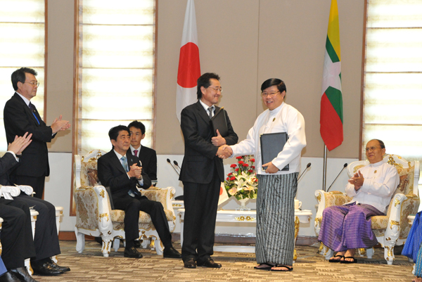 安倍总理出席了在缅甸联邦共和国内比都召开的日本・ASEAN（东南亚国家联盟）首脑会议以及日本・湄公河流域首脑会议。
