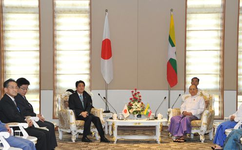 安倍总理出席了在缅甸联邦共和国内比都召开的日本・ASEAN(东南亚国家联盟)首脑会议以及日本・湄公河流域首脑会议。