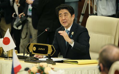 安倍总理出席了在缅甸联邦共和国内比都召开的日本・ASEAN(东南亚国家联盟)首脑会议以及日本・湄公河流域首脑会议。