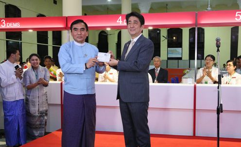 安倍总理出席了在缅甸联邦共和国内比都召开的东亚首脑会议（EAS）。