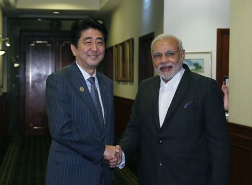 为出席G20(关于世界经济和金融的20国集团首脑会议)正在访问澳大利亚联邦布里斯班的安倍总理,先与南非共和国总统雅各布•祖马举行了会谈,晚上与印度总理纳伦德拉・莫迪共进了晚餐。