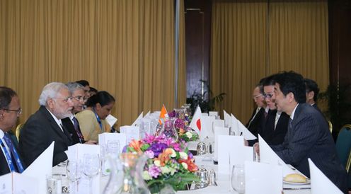 为出席G20（关于世界经济和金融的20国集团首脑会议）正在访问澳大利亚联邦布里斯班的安倍总理，先与南非共和国总统雅各布•祖马举行了会谈，晚上与印度总理纳伦德拉・莫迪共进了晚餐。