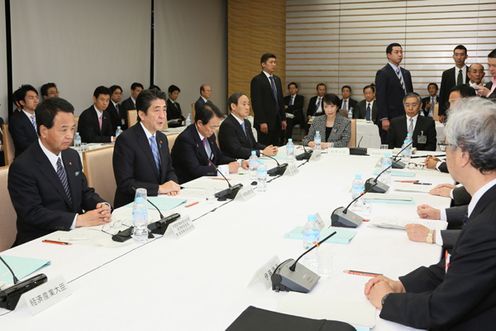 安倍总理在总理大臣官邸召开了2014年第19次经济财政咨询会议。