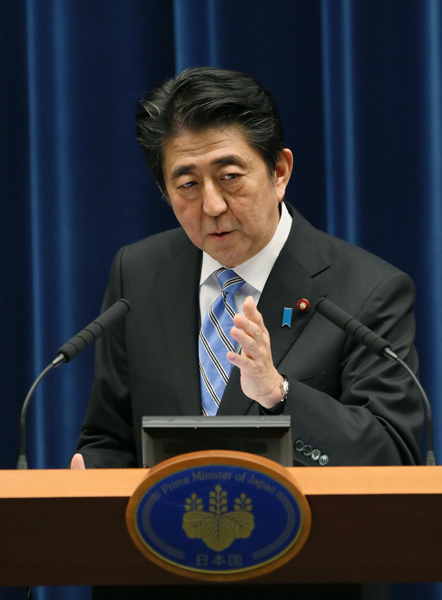 安倍总理在总理大臣官邸,就推迟提高消费税率等举行了记者招待会。
