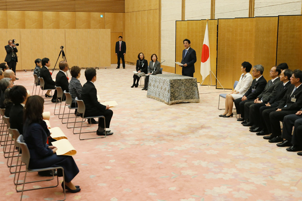 安倍总理在总理大臣官邸,出席了为表彰“在支持孩子、家庭、年轻人发展方面贡献卓著的团体与个人”举行的颁奖仪式。