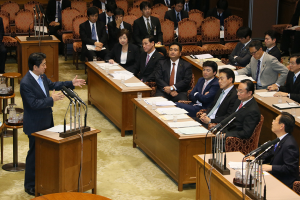安倍总理出席了参议院地方创生相关特别委员会。