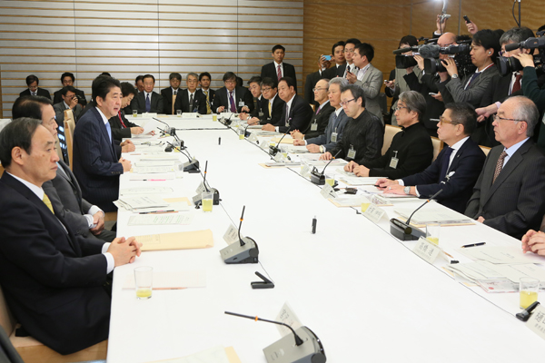 安倍总理在总理大臣官邸出席了2014年度第3次“为实现经济良性循环的‘政劳使’三方会议”。