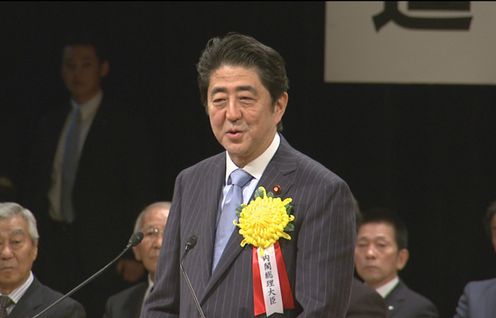 安倍总理出席了在东京都内举行的全国町村长大会。