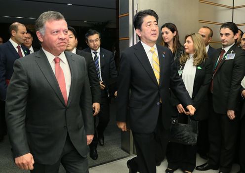 安倍总理在总理大臣官邸与约旦国王阿卜杜拉二世举行了会谈。