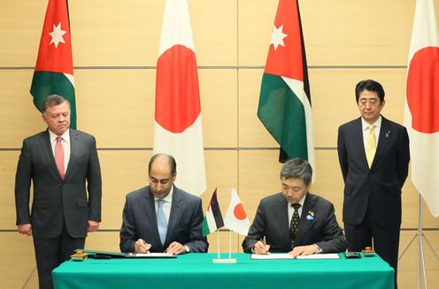 安倍总理在总理大臣官邸与约旦国王阿卜杜拉二世举行了会谈。