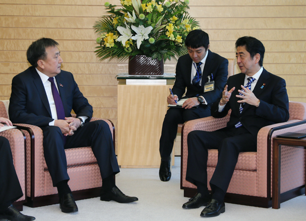 安倍总理在总理大臣官邸接受了吉尔吉斯共和国议会议长叶延别科夫的拜会。