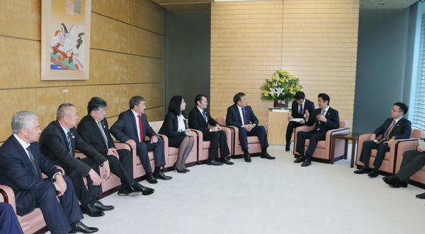 安倍总理在总理大臣官邸接受了吉尔吉斯共和国议会议长叶延别科夫的拜会。