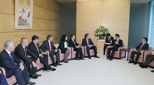 安倍总理在总理大臣官邸接受了吉尔吉斯共和国议会议长叶延别科夫的拜会。