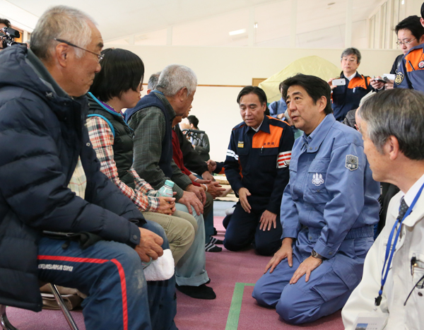 安倍总理为把握震中位于长野县北部的地震受灾状况,视察了长野县。