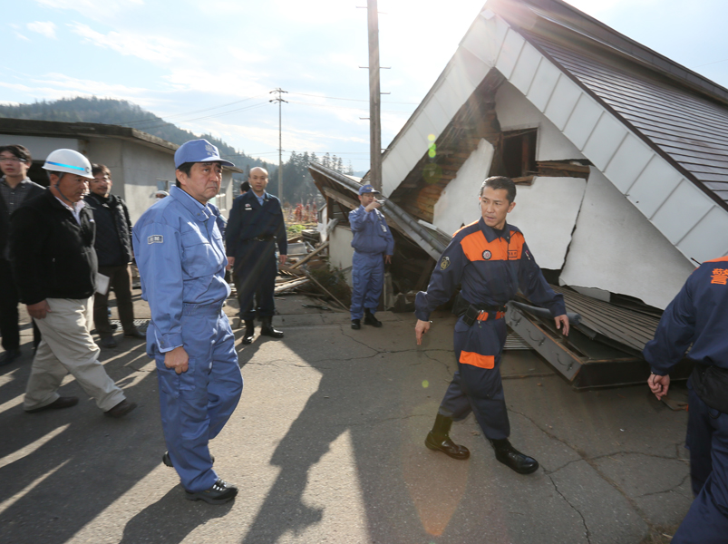 安倍总理为把握震中位于长野县北部的地震受灾状况，视察了长野县。