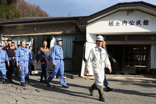 安倍总理为把握震中位于长野县北部的地震受灾状况，视察了长野县。