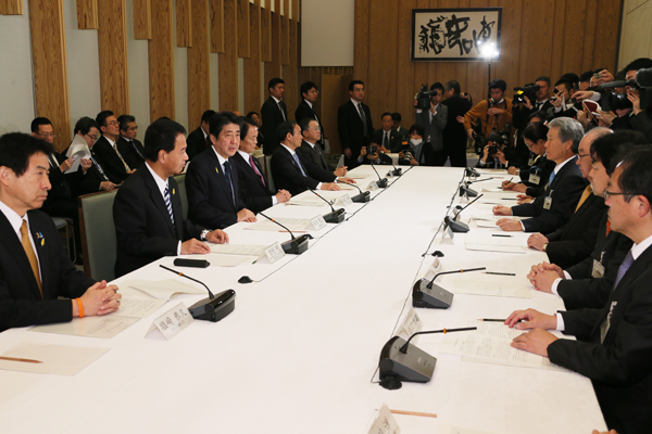 安倍总理在总理大臣官邸出席了2014年度第4次“为实现经济良性循环的‘政劳使’三方会议”。