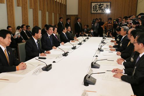 安倍总理在总理大臣官邸出席了2014年度第4次“为实现经济良性循环的‘政劳使’三方会议”。