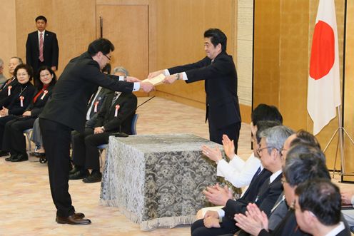 安倍总理在总理大臣官邸出席了2014年度“无障碍通用设计推广功劳者”表彰仪式。