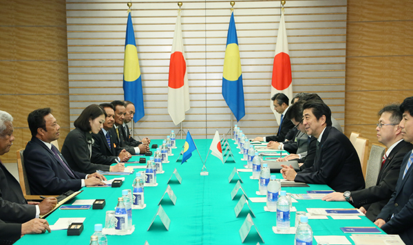 安倍总理在总理大臣官邸与帕劳共和国总统雷蒙杰索举行了会谈等。