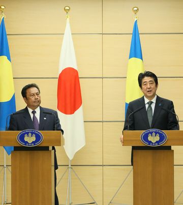 安倍总理在总理大臣官邸与帕劳共和国总统雷蒙杰索举行了会谈等。