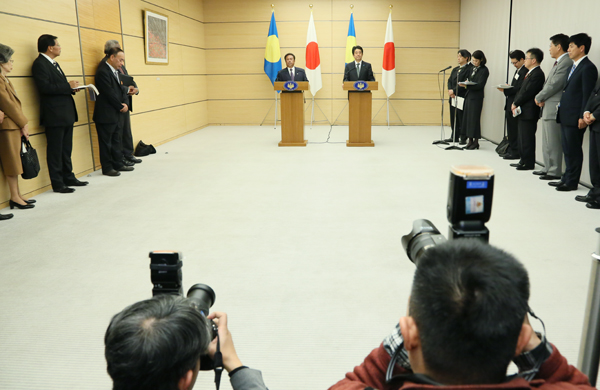 安倍总理在总理大臣官邸与帕劳共和国总统雷蒙杰索举行了会谈等。