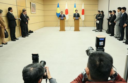 安倍总理在总理大臣官邸与帕劳共和国总统雷蒙杰索举行了会谈等。