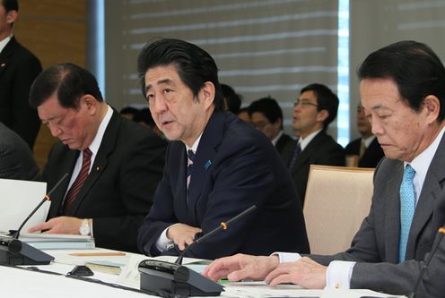 安倍总理在总理大臣官邸召开了第10次国家战略特别区域咨询会议。