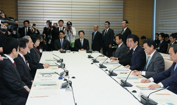安倍总理在总理大臣官邸召开了第10次国家战略特别区域咨询会议。