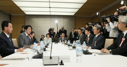 安倍总理在总理大臣官邸召开了2014年第20次经济财政咨询会议。