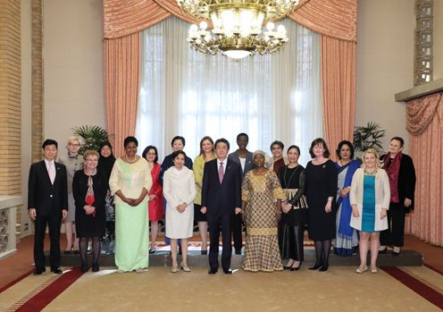 安倍内阁总理大臣在总理大臣公邸邀请驻日女大使举行了午餐会。