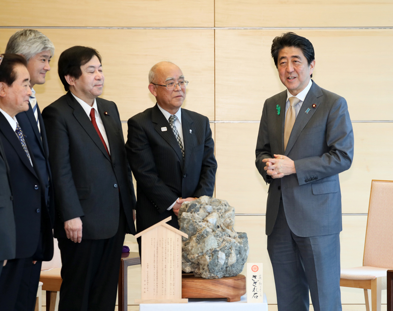安倍总理在总理大臣官邸接受了岐阜县揖斐川町町长富田和弘等赠送的特产岩石（石灰质角砾岩）。